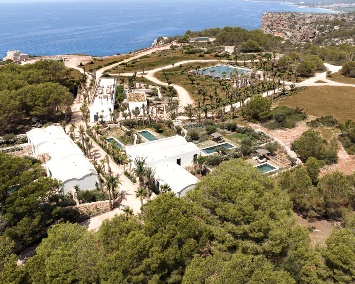 una vista aérea de la casa con el océano en el fondo en CAP Menorca Relais & Chateaux, en Son Bou