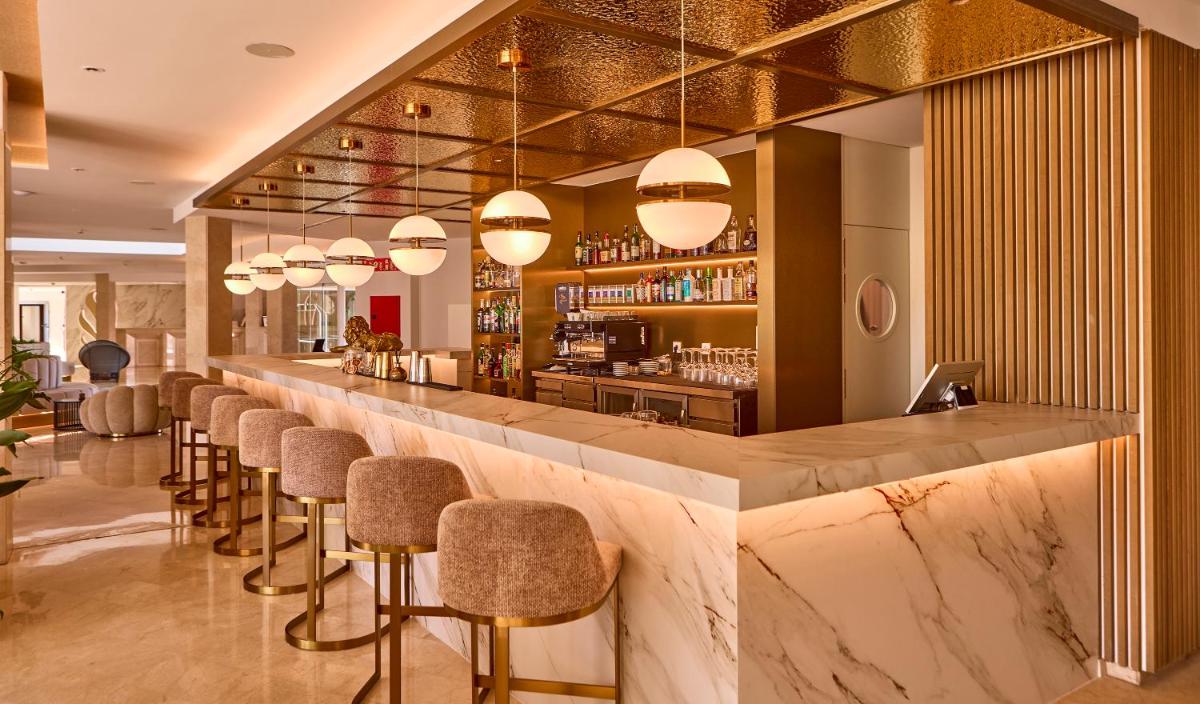 El salón o zona de bar de Universal Grand León & Spa