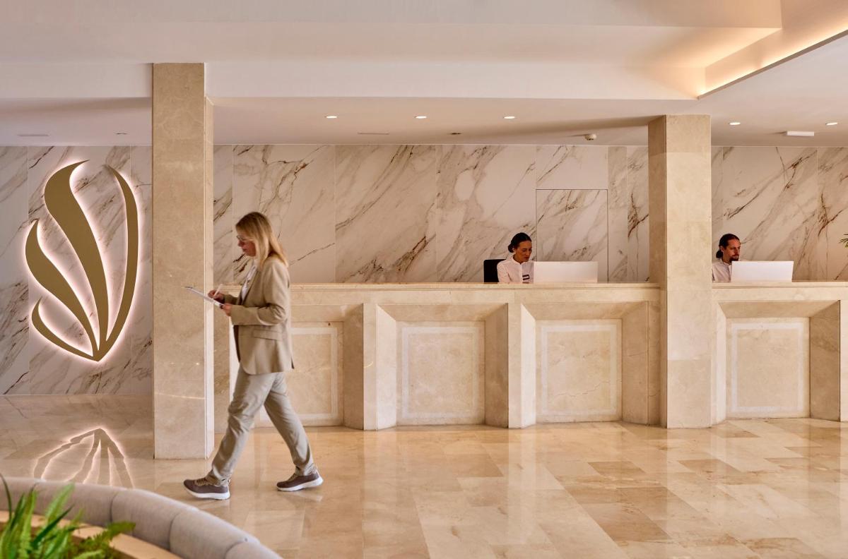 Una mujer camina por el vestíbulo de un hotel en Universal Grand León & Spa, en Colonia de Sant Jordi 123 fotos más