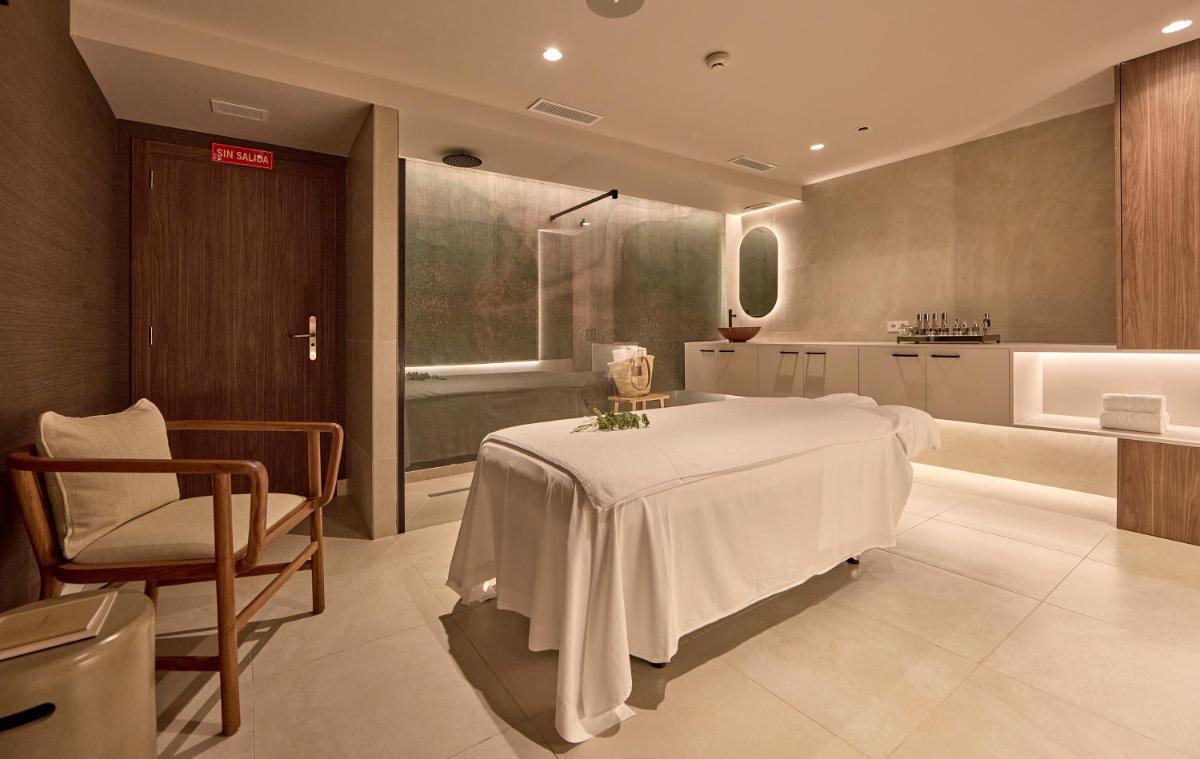 Un baño de Universal Grand León & Spa