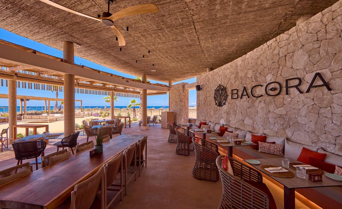 Un restaurante o sitio para comer en Universal Grand León & Spa