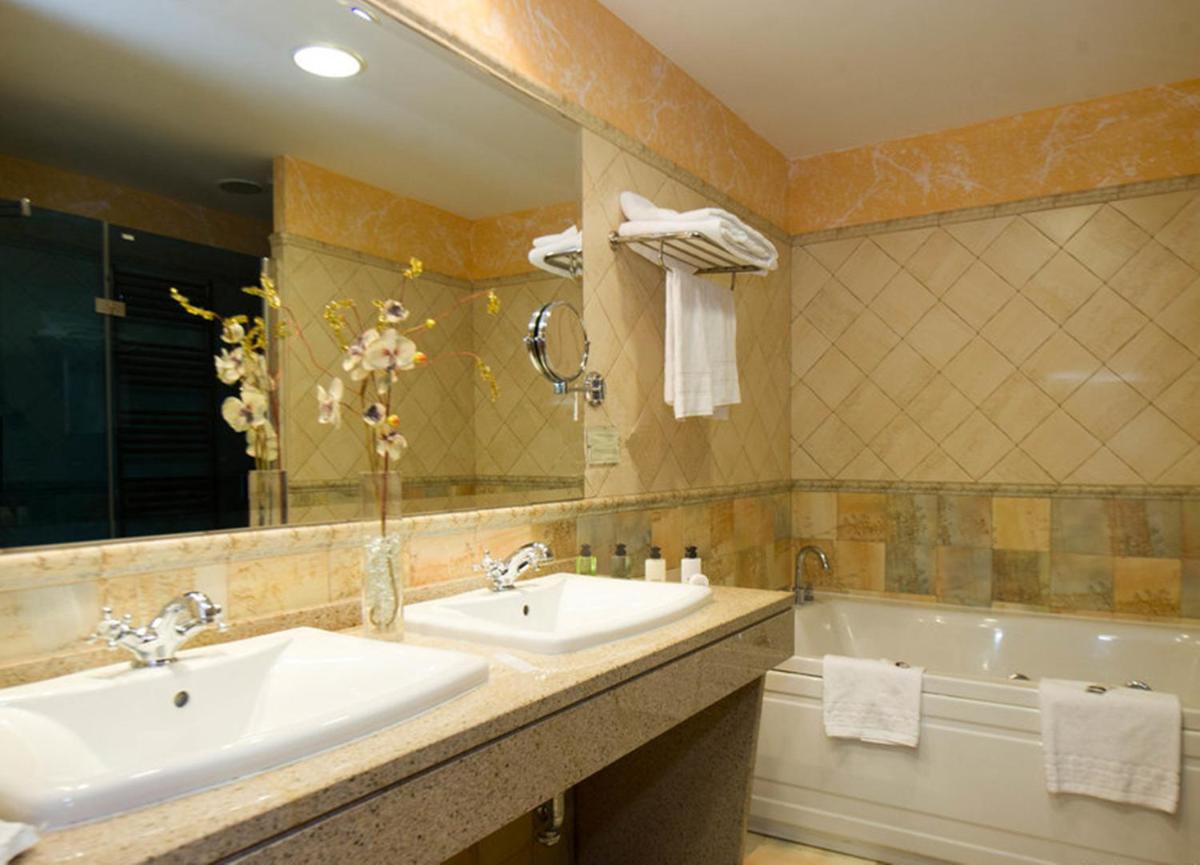 Un baño de Hotel Comendador