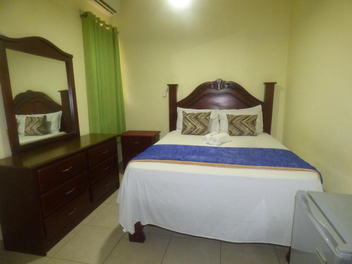 Hotel Enrique I Gazcue, Bed and Breakfast - Housity