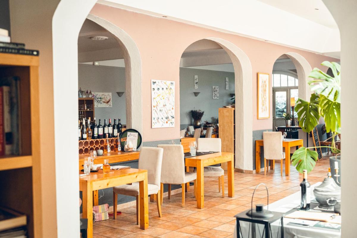 Logis Hôtel La Magnanerie - Côté Bistro - Housity