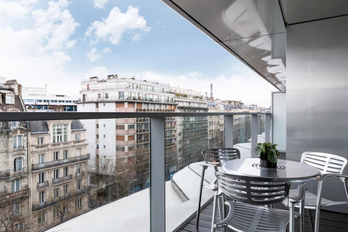 Balcon ou terrasse dans l'établissement Renaissance Paris Arc de Triomphe Hotel