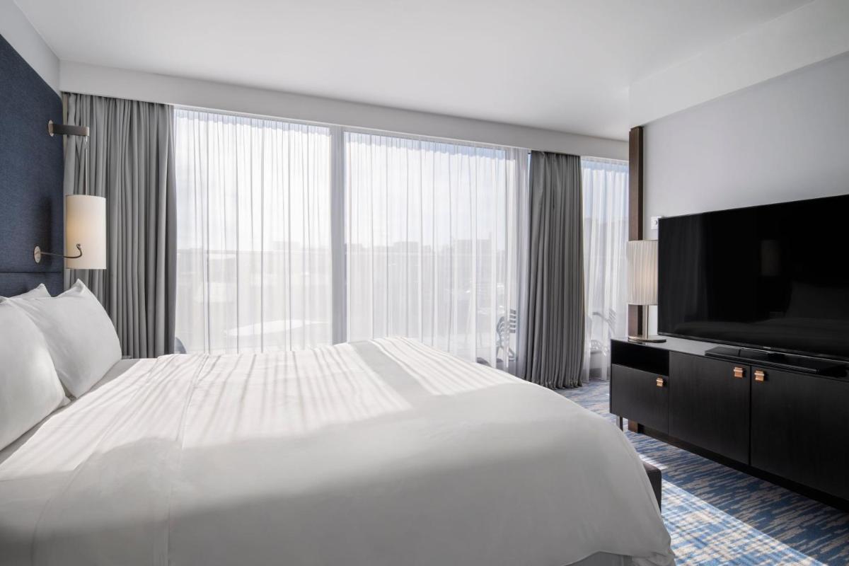 Un ou plusieurs lits dans un hébergement de l'établissement Renaissance Paris Arc de Triomphe Hotel