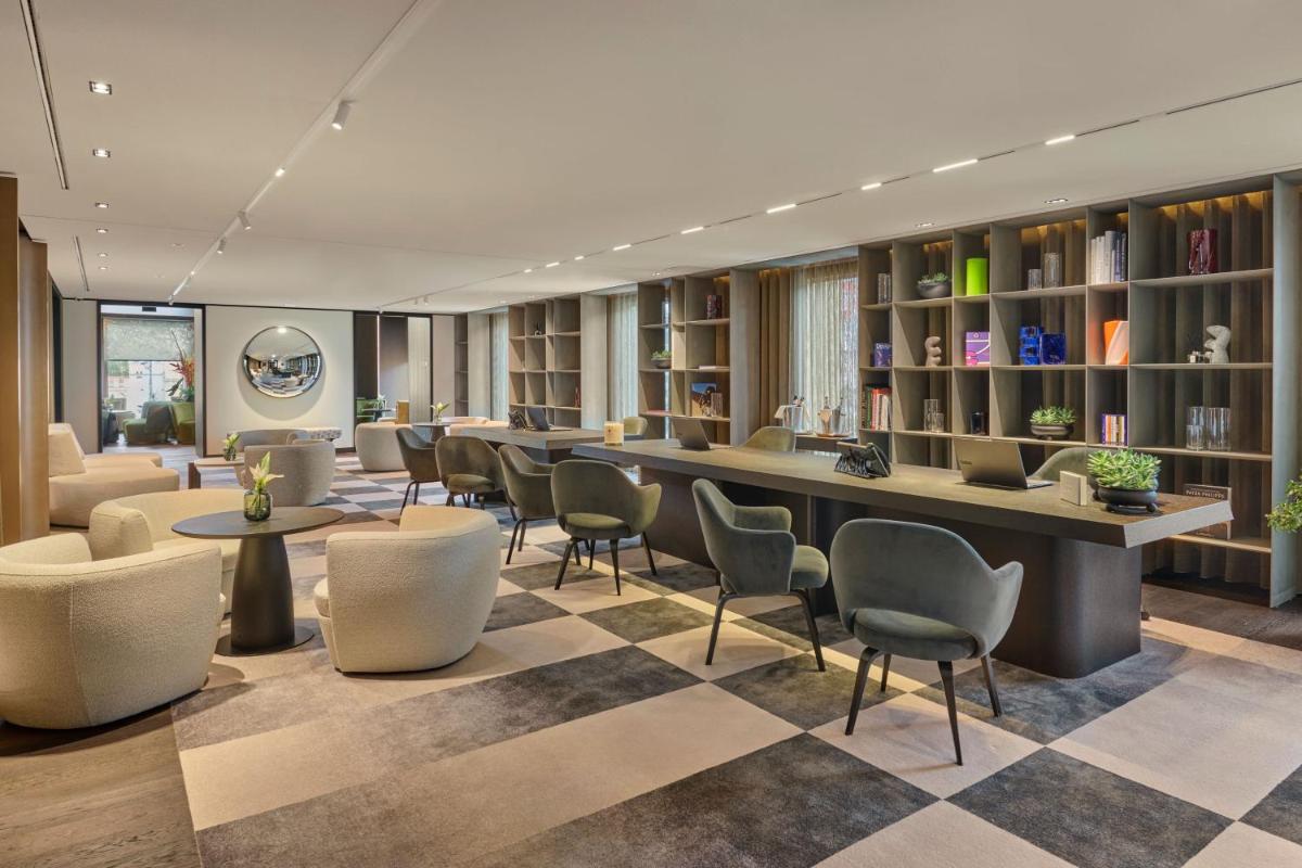 Ein Sitzbereich in der Unterkunft Koenigshof, a Luxury Collection Hotel, Munich