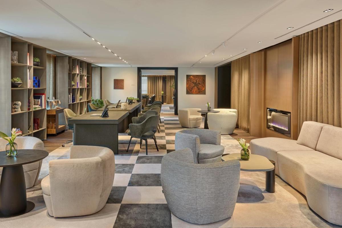 Ein Sitzbereich in der Unterkunft Koenigshof, a Luxury Collection Hotel, Munich