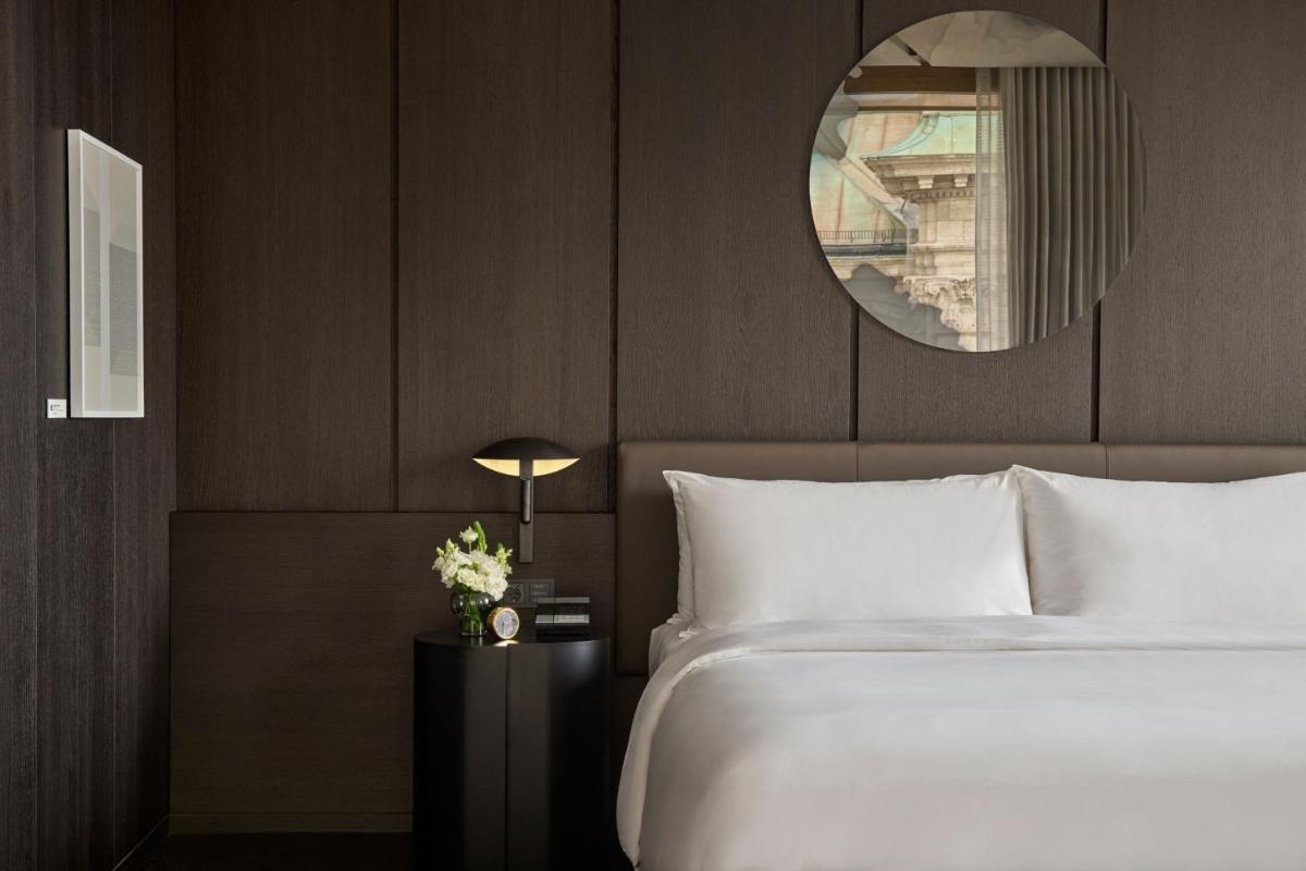 Ein Bett oder Betten in einem Zimmer der Unterkunft Koenigshof, a Luxury Collection Hotel, Munich