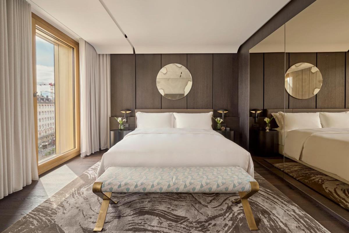 Ein Bett oder Betten in einem Zimmer der Unterkunft Koenigshof, a Luxury Collection Hotel, Munich