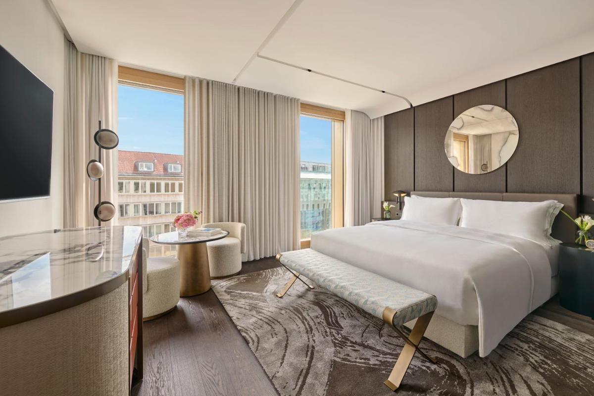 Ein Bett oder Betten in einem Zimmer der Unterkunft Koenigshof, a Luxury Collection Hotel, Munich