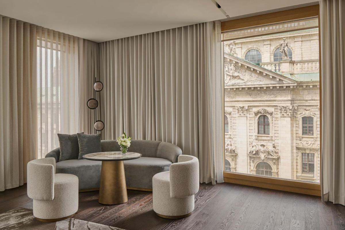 Ein Sitzbereich in der Unterkunft Koenigshof, a Luxury Collection Hotel, Munich