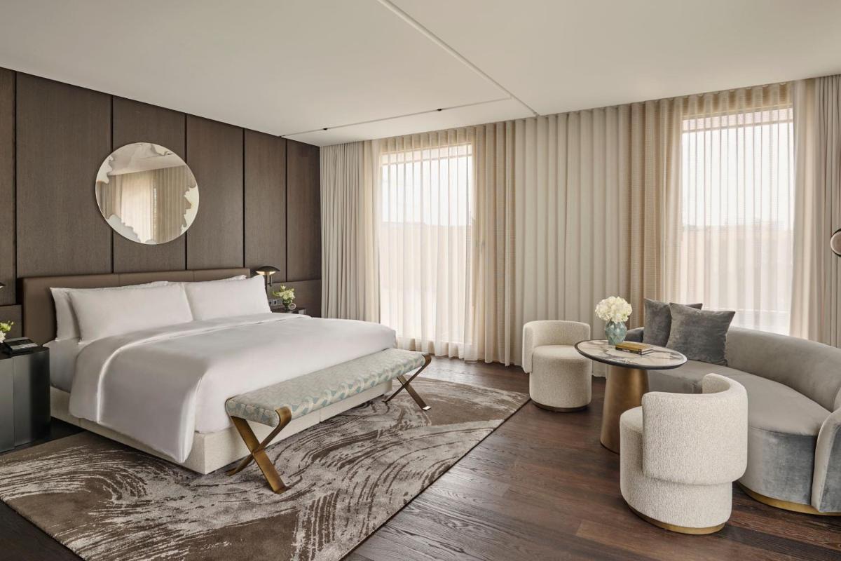 Ein Bett oder Betten in einem Zimmer der Unterkunft Koenigshof, a Luxury Collection Hotel, Munich