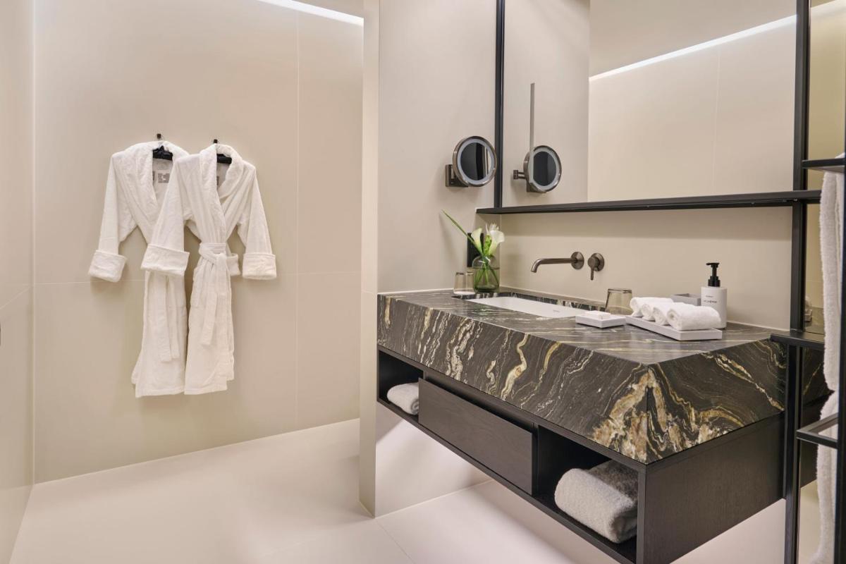 Ein Bett oder Betten in einem Zimmer der Unterkunft Koenigshof, a Luxury Collection Hotel, Munich
