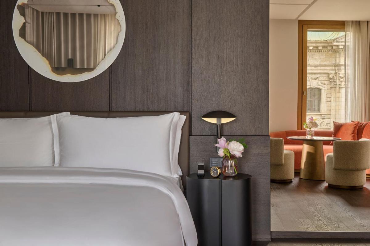 Ein Bett oder Betten in einem Zimmer der Unterkunft Koenigshof, a Luxury Collection Hotel, Munich