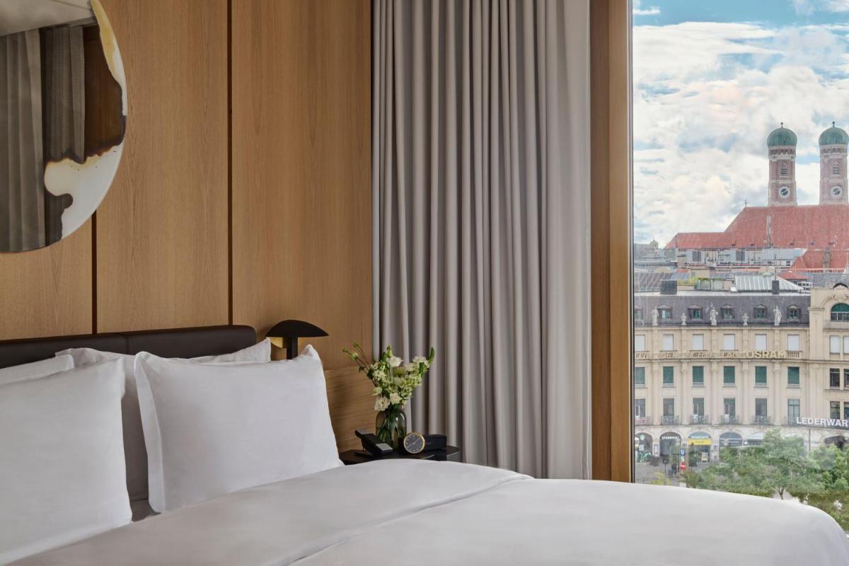 Ein Bett oder Betten in einem Zimmer der Unterkunft Koenigshof, a Luxury Collection Hotel, Munich