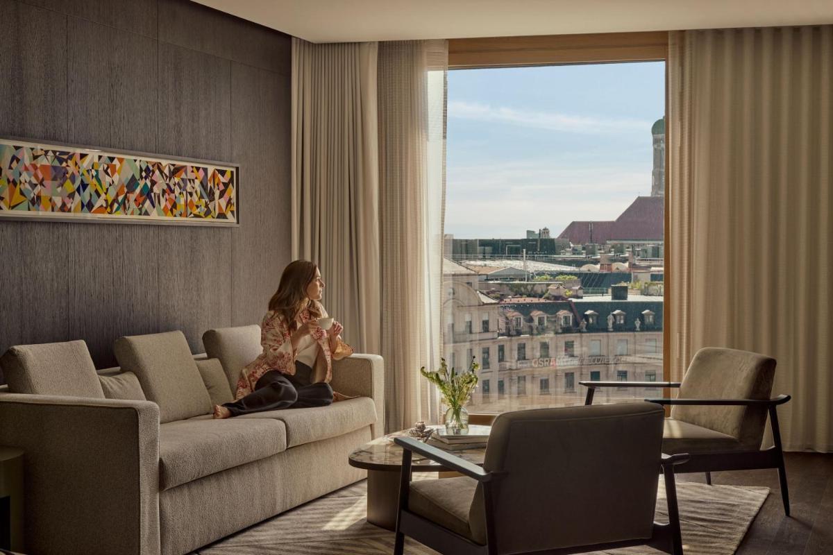 Ein Sitzbereich in der Unterkunft Koenigshof, a Luxury Collection Hotel, Munich