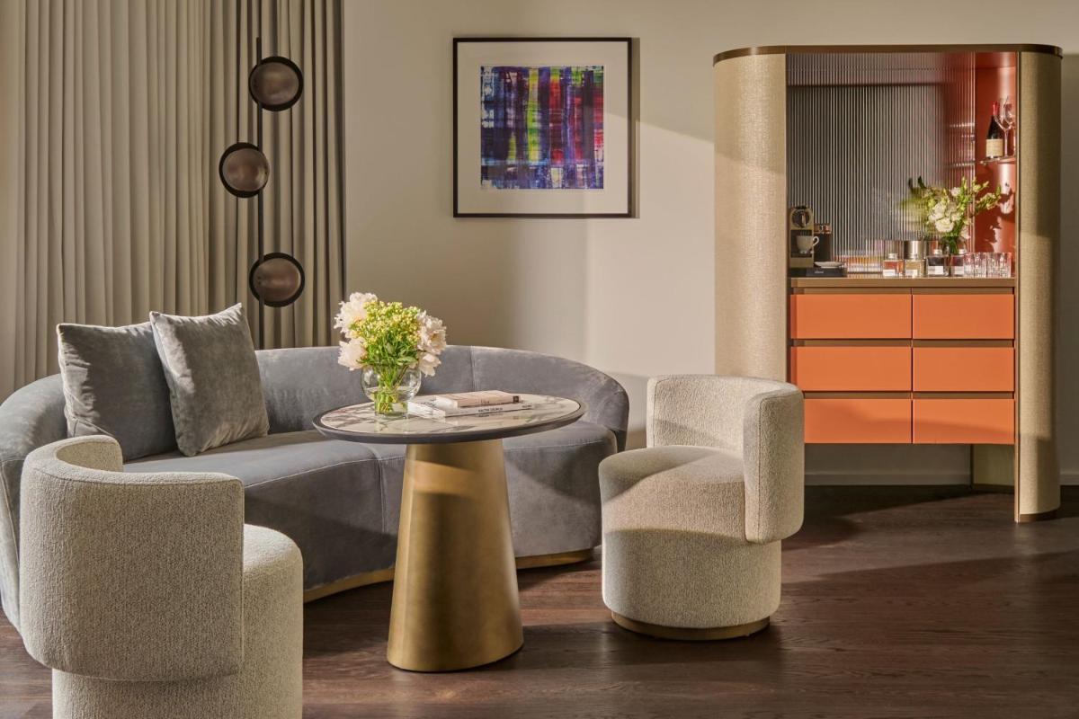 Ein Sitzbereich in der Unterkunft Koenigshof, a Luxury Collection Hotel, Munich