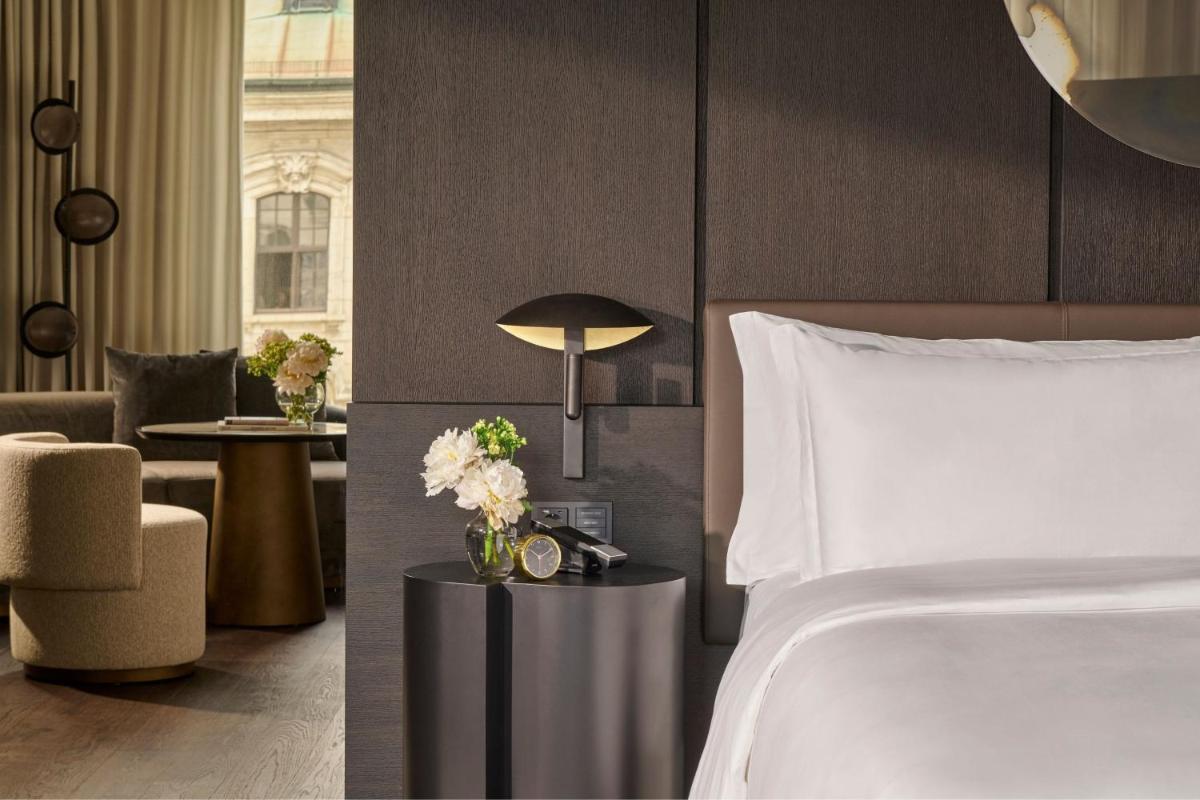 Ein Bett oder Betten in einem Zimmer der Unterkunft Koenigshof, a Luxury Collection Hotel, Munich