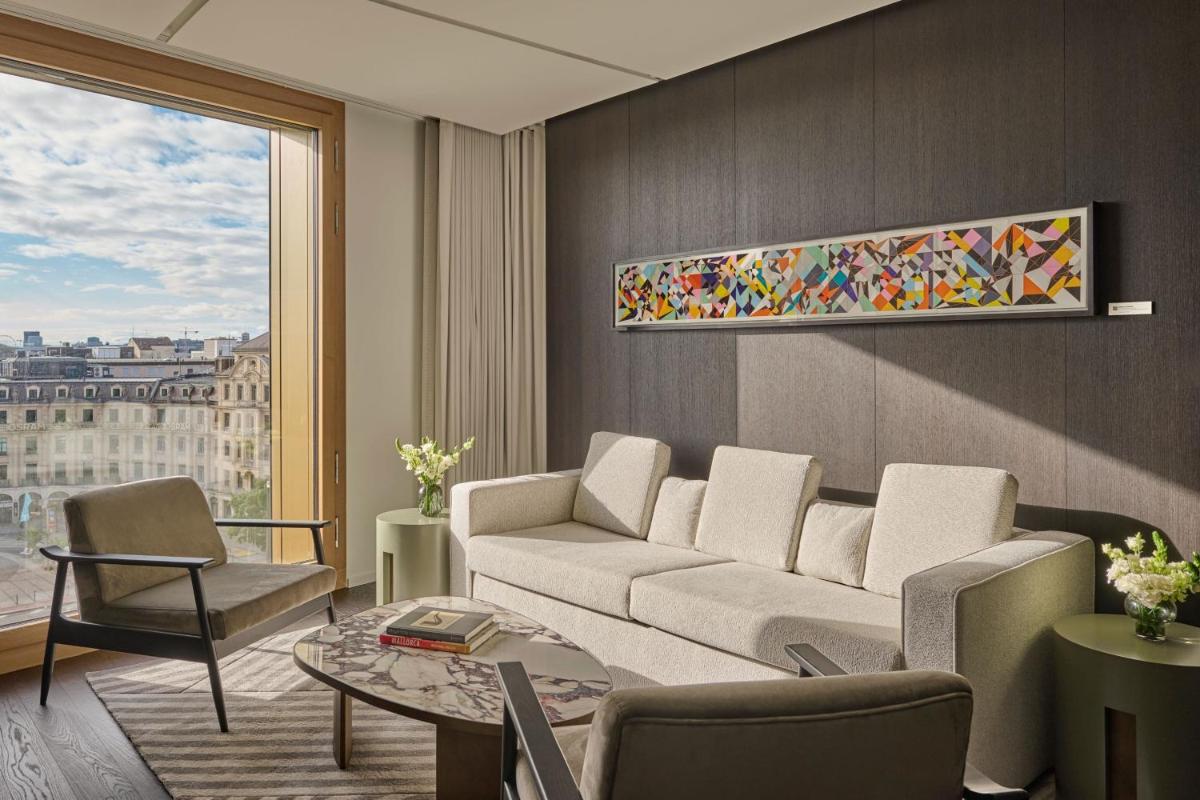 Ein Sitzbereich in der Unterkunft Koenigshof, a Luxury Collection Hotel, Munich