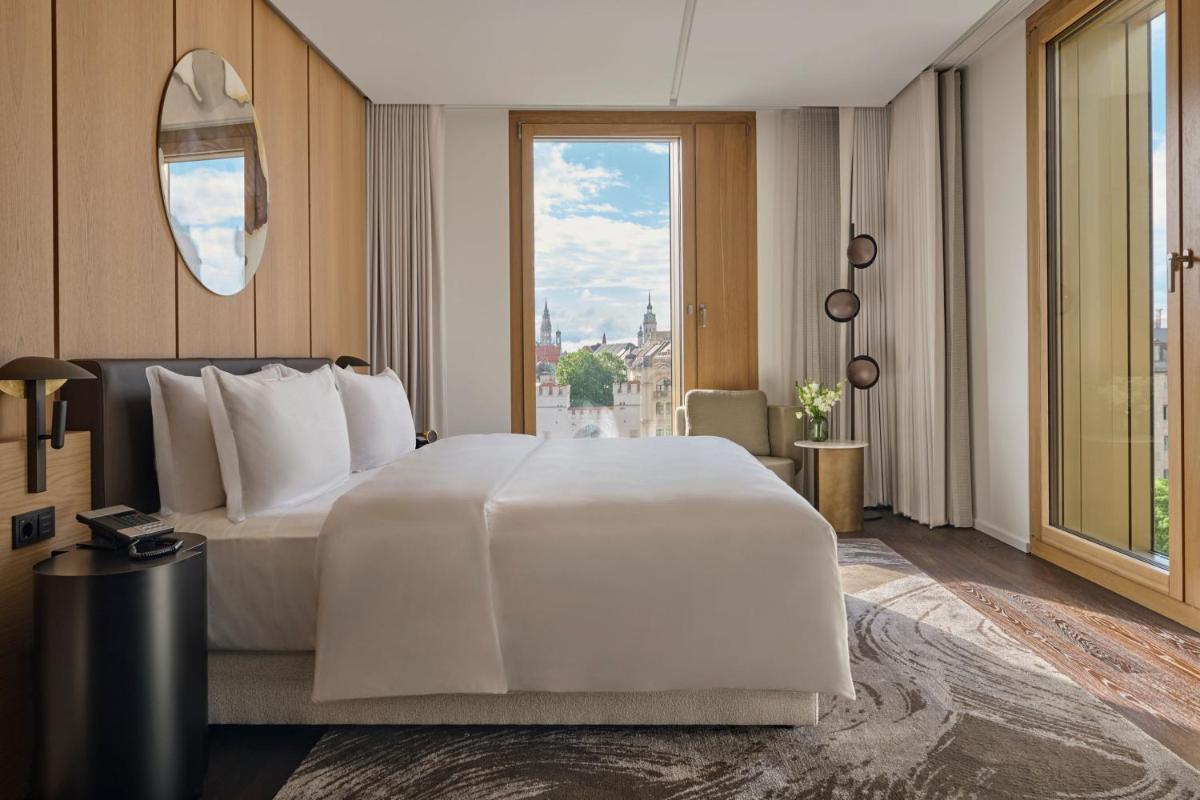 Ein Bett oder Betten in einem Zimmer der Unterkunft Koenigshof, a Luxury Collection Hotel, Munich