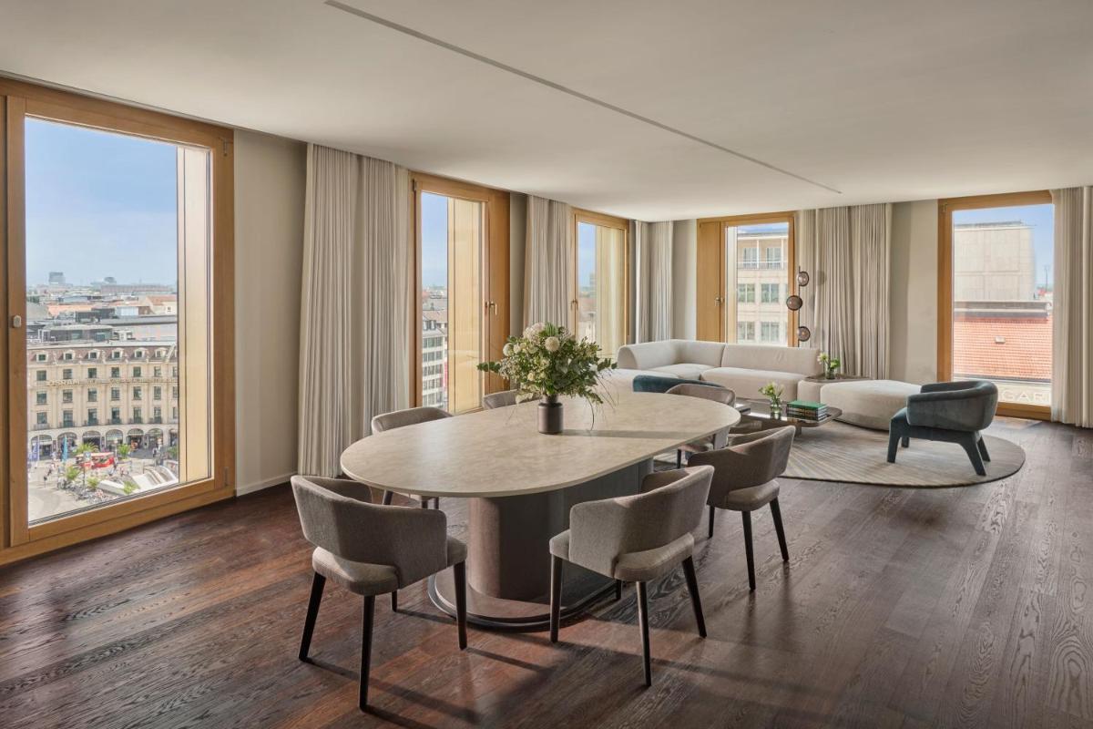 Ein Sitzbereich in der Unterkunft Koenigshof, a Luxury Collection Hotel, Munich