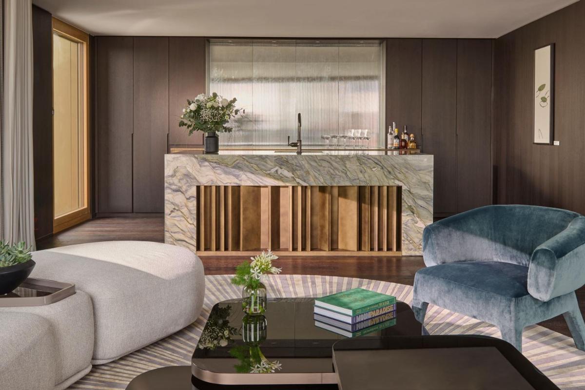Ein Sitzbereich in der Unterkunft Koenigshof, a Luxury Collection Hotel, Munich