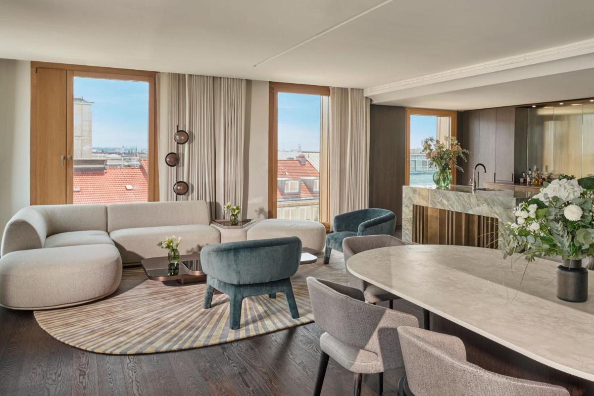 Ein Sitzbereich in der Unterkunft Koenigshof, a Luxury Collection Hotel, Munich