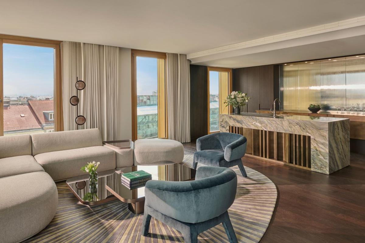 Ein Sitzbereich in der Unterkunft Koenigshof, a Luxury Collection Hotel, Munich