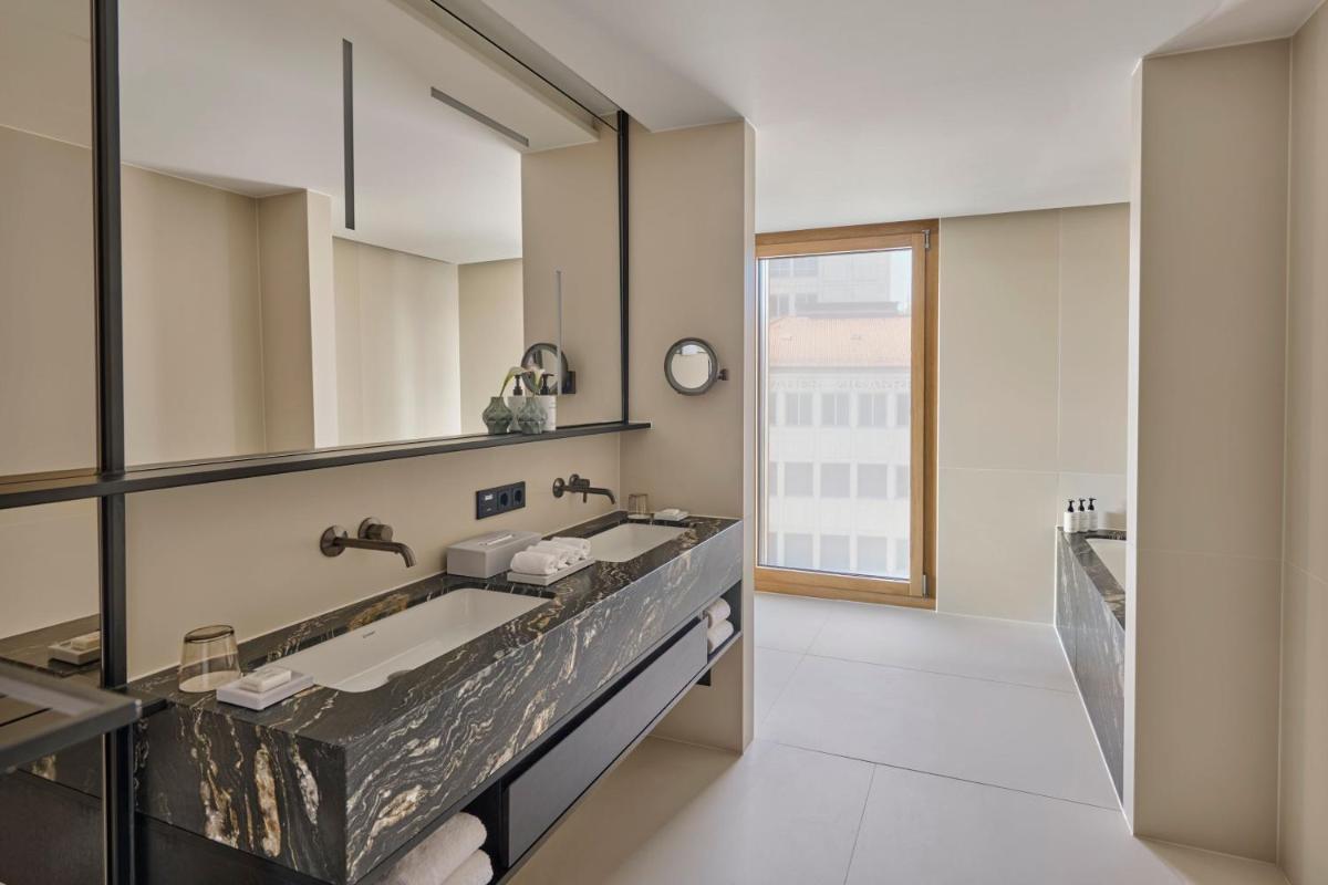 Ein Bett oder Betten in einem Zimmer der Unterkunft Koenigshof, a Luxury Collection Hotel, Munich