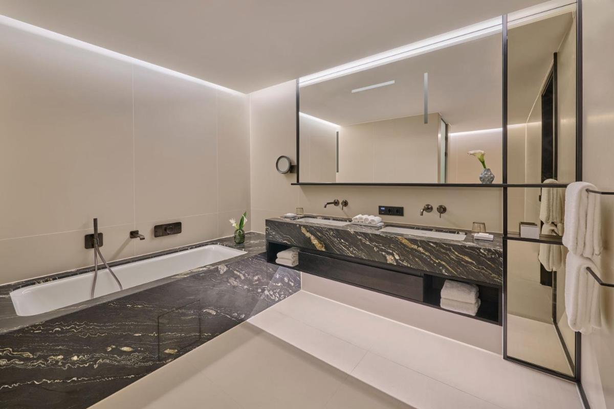 Ein Badezimmer in der Unterkunft Koenigshof, a Luxury Collection Hotel, Munich
