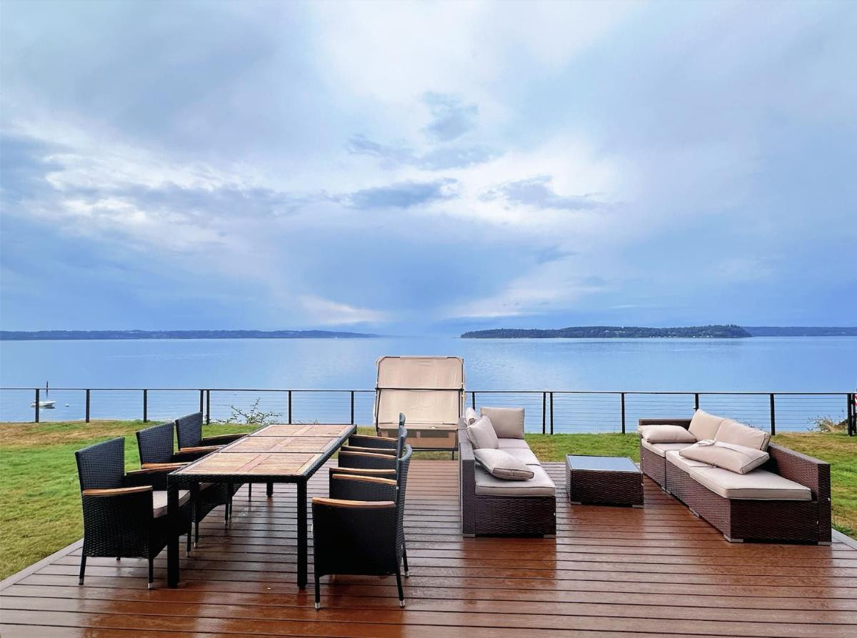 Luxury Bayfront Oasis with Private Beach Access, Near Tulalip Casino and Outlets! - Housity