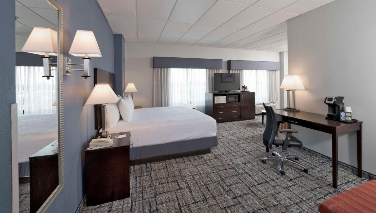 Best Western Plus Hotel & Conference Center - Housity