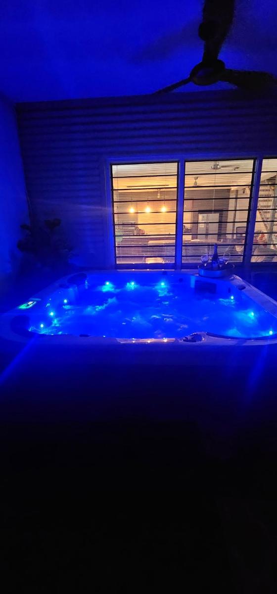 4 BEDROOM GARDENS ESCAPE - CHAMPAGNE STAYS Darwin with SPA - Housity