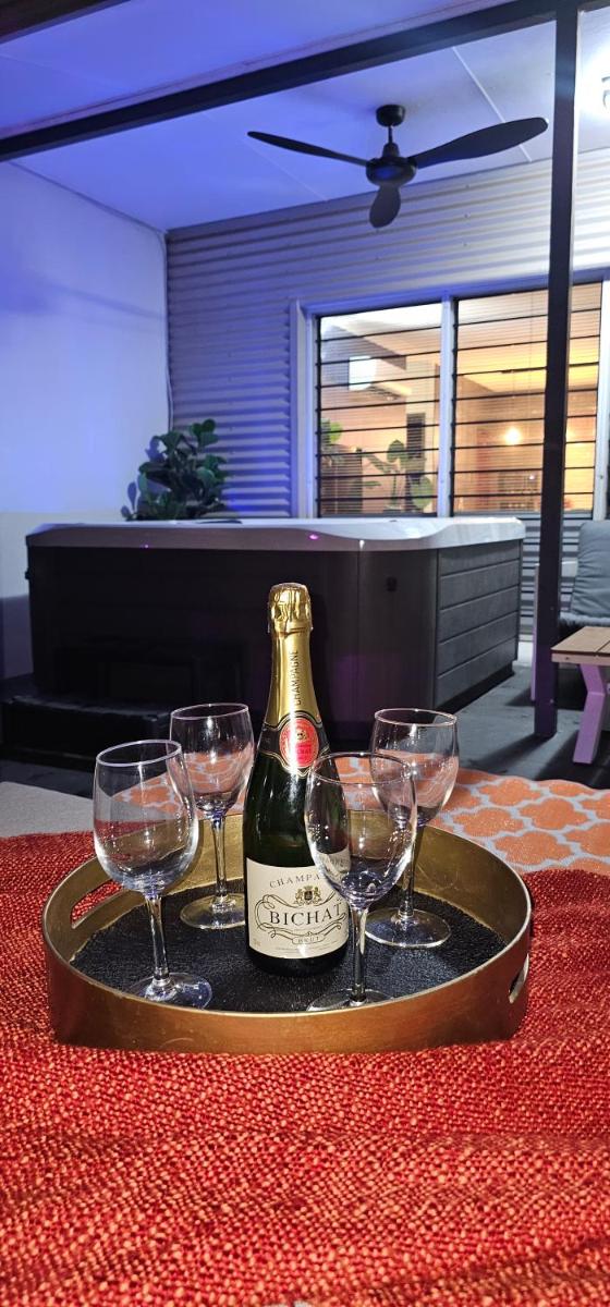 4 BEDROOM GARDENS ESCAPE - CHAMPAGNE STAYS Darwin with SPA - Housity