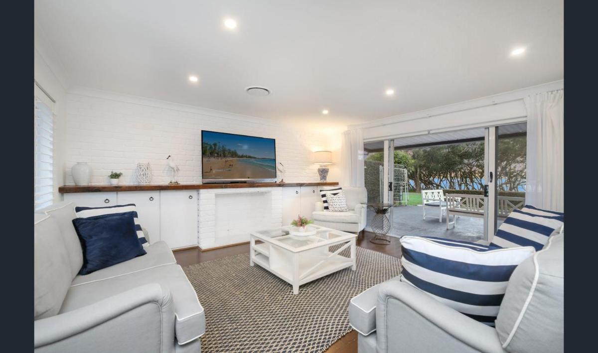 Stunning Waterfront Views 4BR in Idyllic Saratoga - Housity