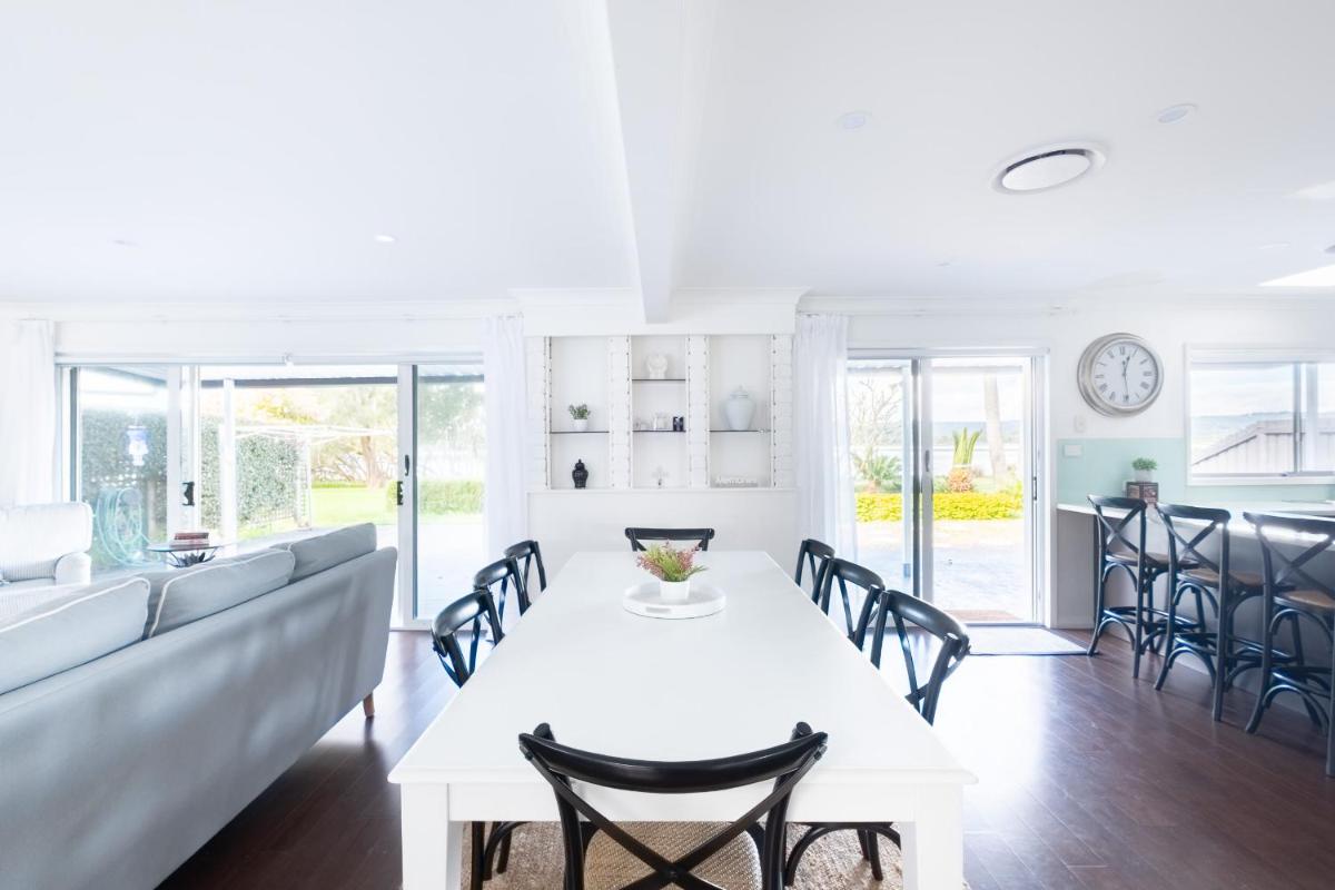 Stunning Waterfront Views 4BR in Idyllic Saratoga - Housity