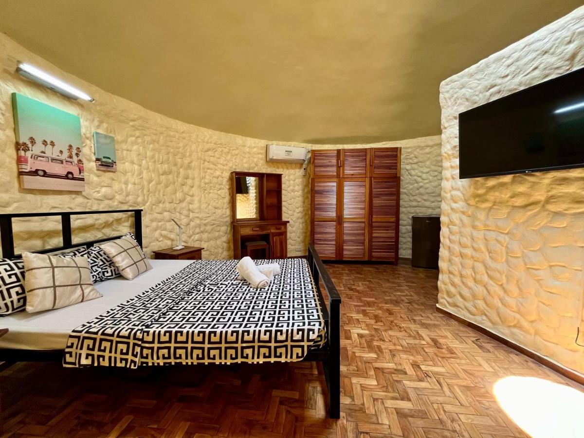 Midnite Inn - Housity