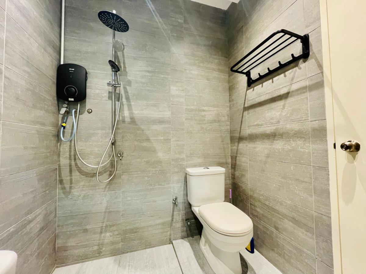 Kuching City Center Riverine Apartment With Balcony and Garden View - Housity