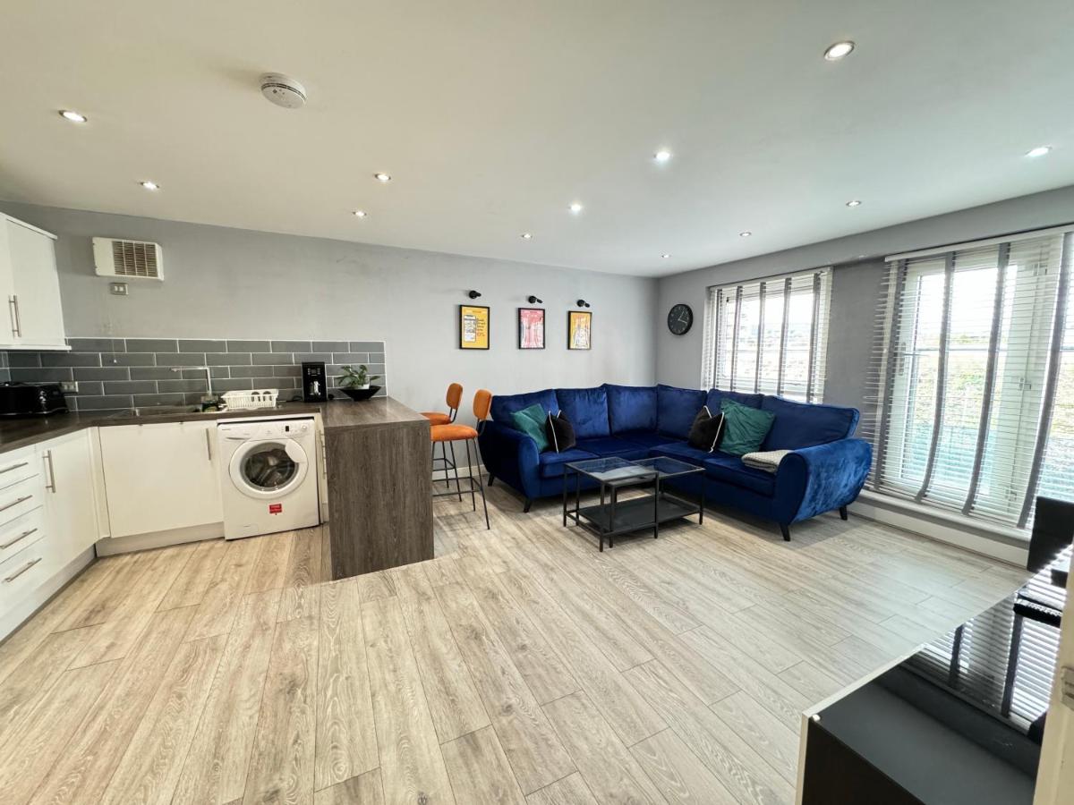 Rooms Near Me - Rare Find! 2 Bed Open Plan Apartment, Walsall City Centre, Smart Tv, Ensuite, M6 J9, Parking Nearby - Housity