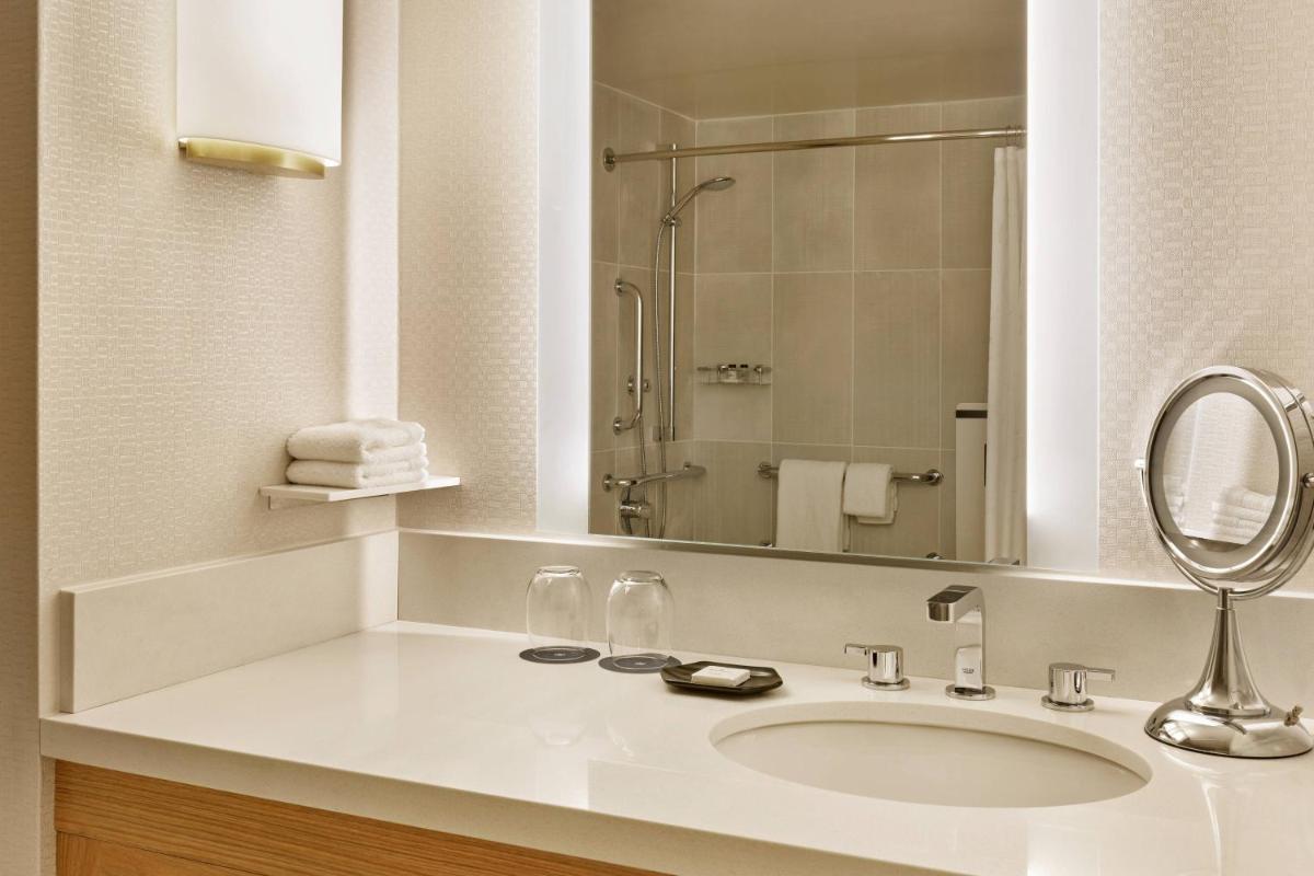 Sheraton Portland Airport Hotel - Housity