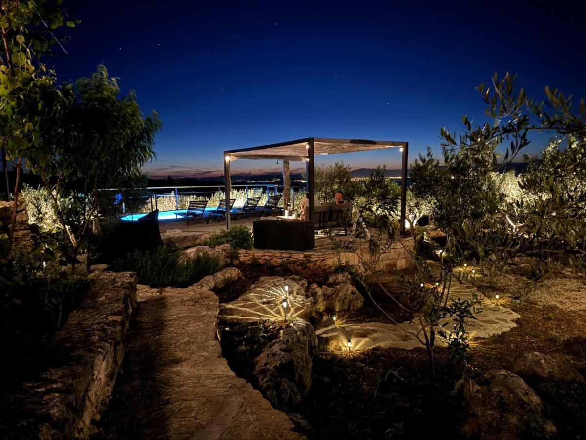Robinson crusoe style house "MASLINA'' - Housity