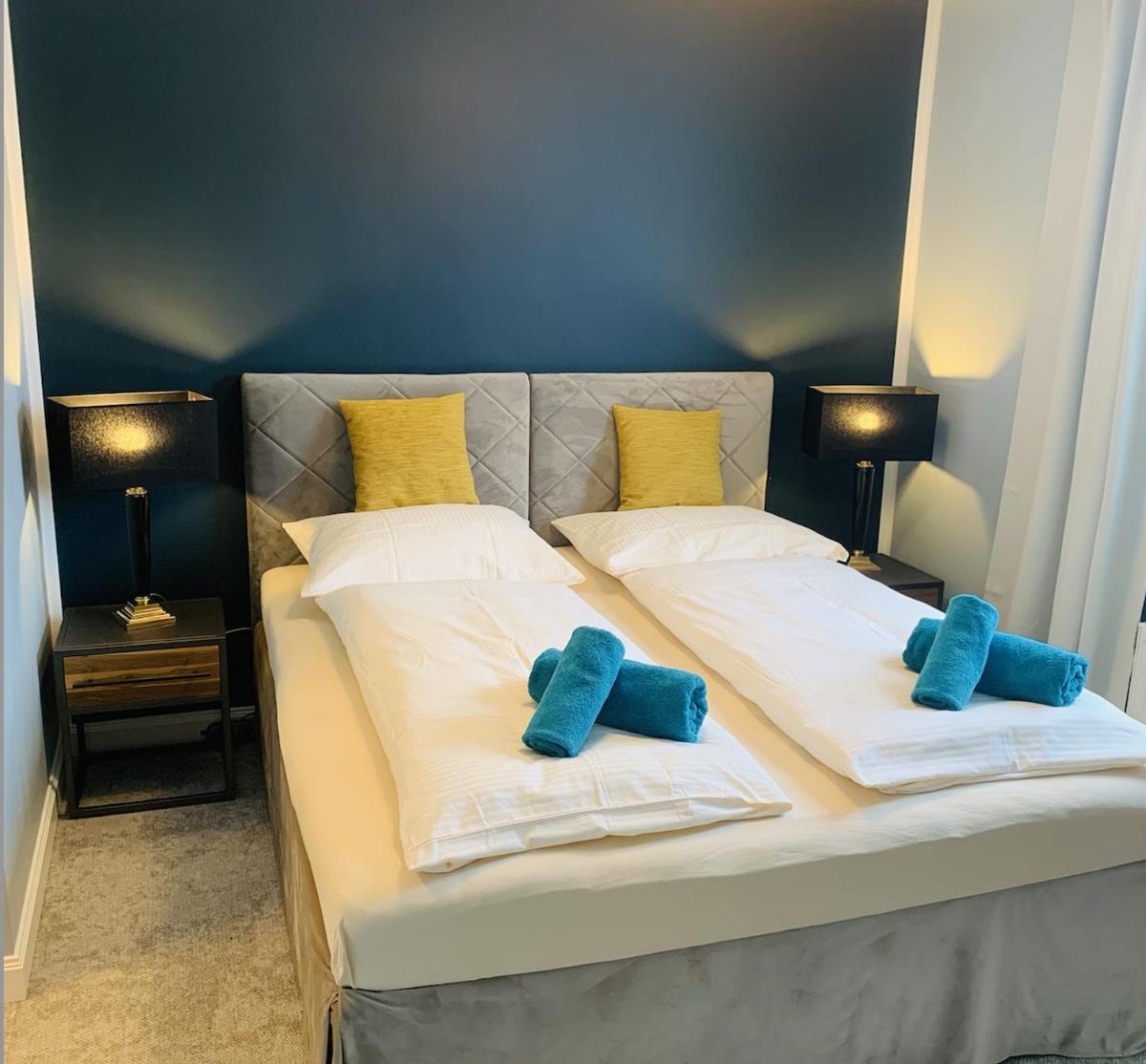 BESOTEL Mettmann-schicke FeWo oder Apartments nähe Golfplatz Gruiten und Neandertal mit Glasfaser WLAN und Parkplatz-viele Schlafzimmer mit Bad en suite - Housity