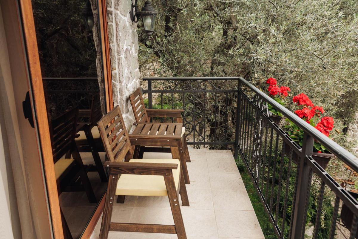OLIVE QUEEN Rustic Estate - Housity