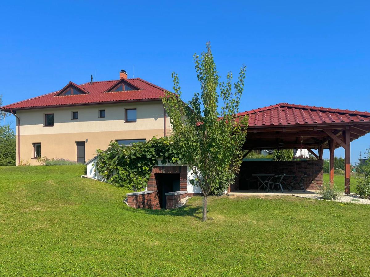 Penzion Bez Modrého Páva - Housity