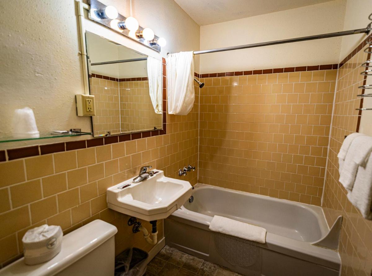 FourWinds INN - Housity