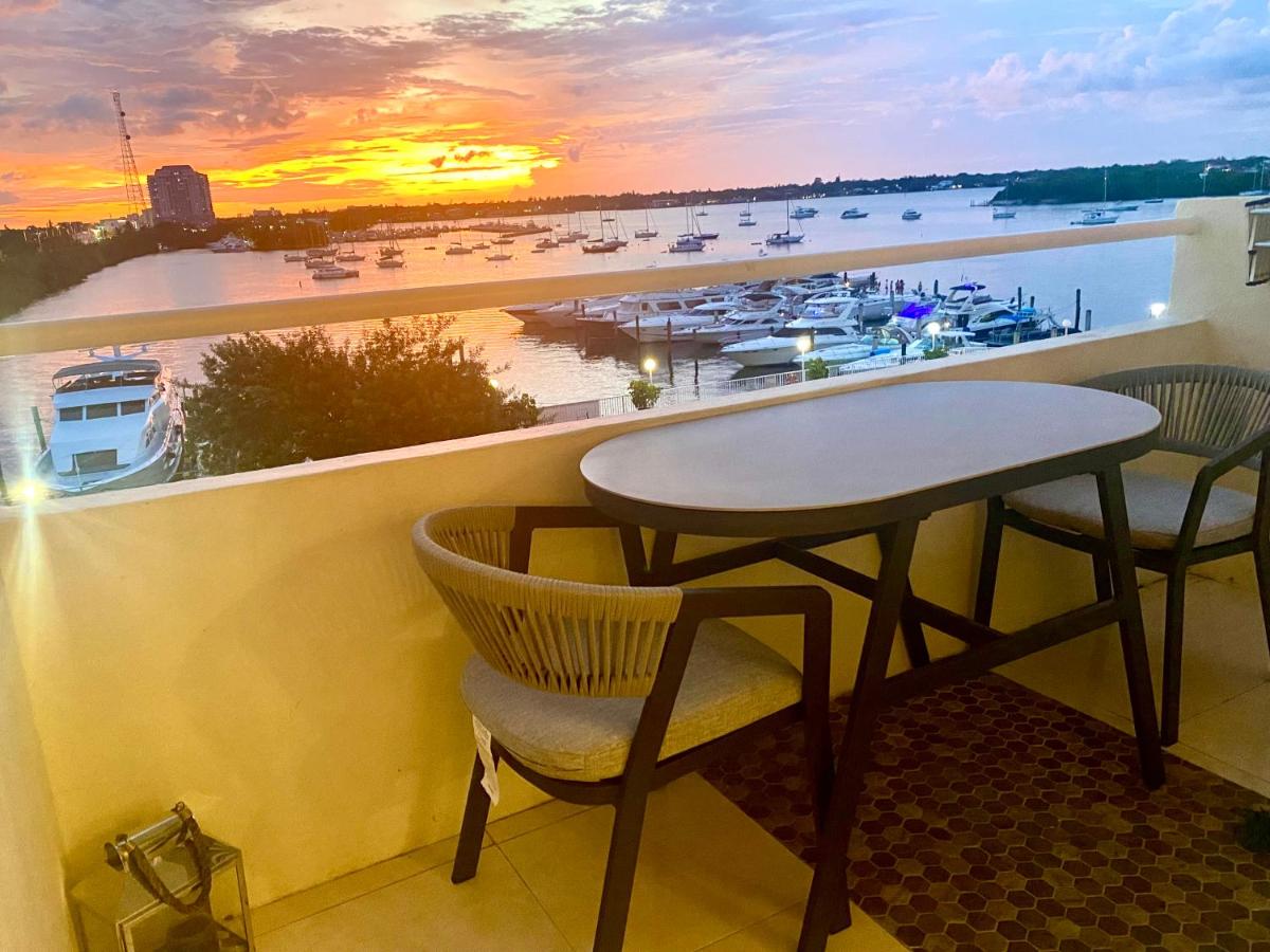 Modern waterfront apartment with Miami Skyline view, free parking 5 mins drive to Miami Beach - Housity