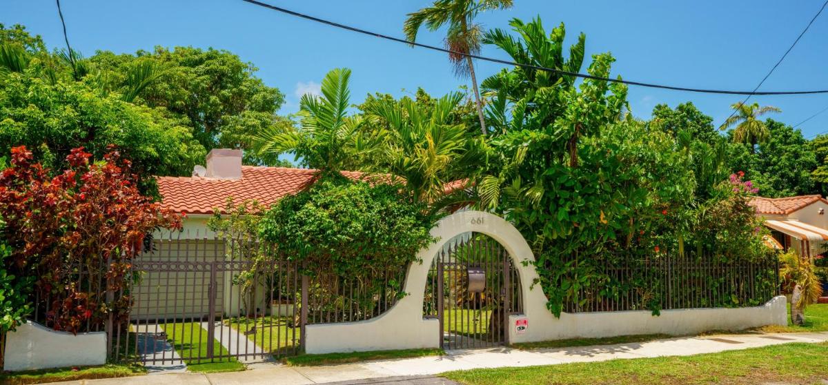 Entire private Beautiful 2 Bedroom plus Den House with gated front&back yard and Free parking 10min drive to Miami Beach - Housity