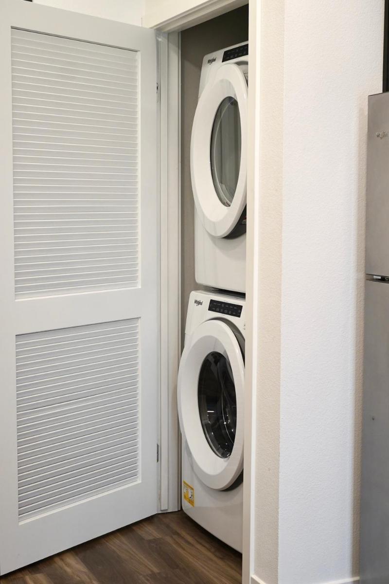 Hollywood CHIC Studio with FREE parking - Hizvo