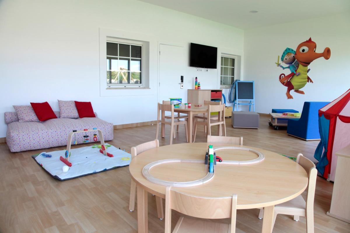Uma televisão e/ou sistema de entretenimento em Praia D'El Rey Marriott Golf & Beach Resort